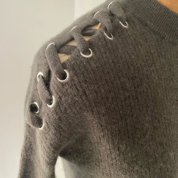 Gently pre-owned Bloomingdale’s cashmere sweater lace up shoulders gray-green S - Picture 3 of 10